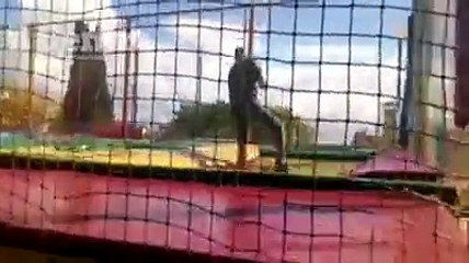 Un salto a ogni passata di straccio: cos? l'addetto ai giochi abbina lavoro e divertimento