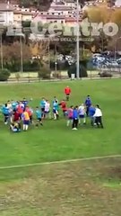 Spinte, calci e pugni tra giocatori: alla fine della partita succede di tutto