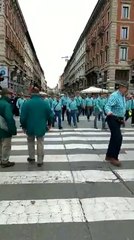 Gli alpini abruzzesi sfilano a Milano: "Un esempio per tutti noi"