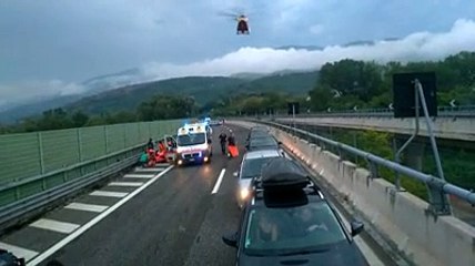 L'incidente sull'autostrada ? appena successo, l'elicottero cerca di atterrare