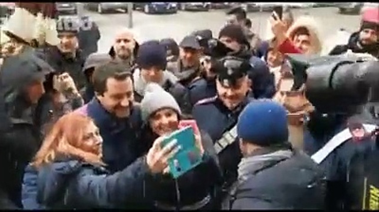 Salvini a Pescara: l'arrivo sotto la neve, Rigopiano e tanti bacioni a De Magistris e Saviano
