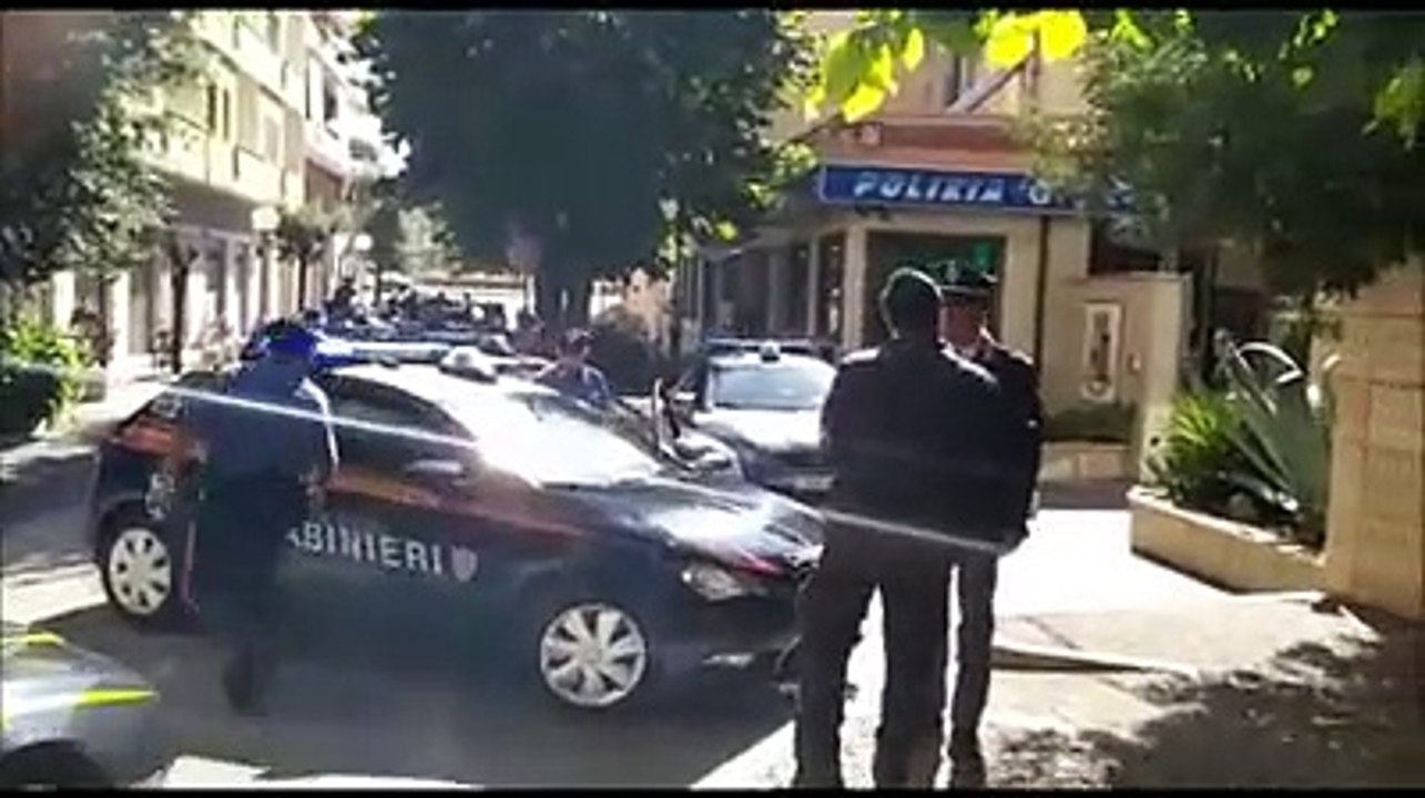 L'omaggio delle forze dell'ordine ai due agenti uccisi