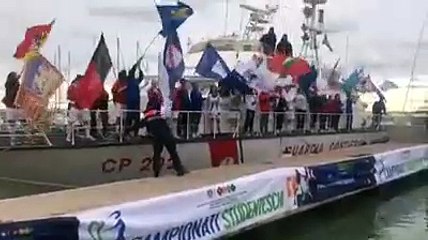L'arrivo in porto degli studenti-atleti