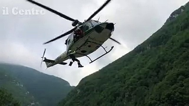Corpo nel burrone, il recupero dei resti con l'elicottero