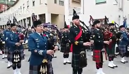 Centinaia di cornamuse inneggiano al sacrificio dei soldati canadesi per la Liberazione
