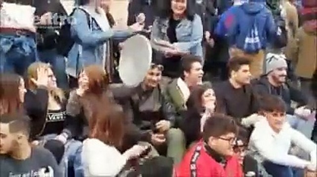 Gli studenti dell'Alberghiero in piazza per una scuola normale