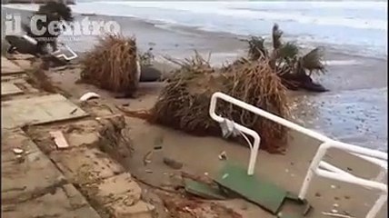 Gli stabilimenti di Alba divorati dal mare