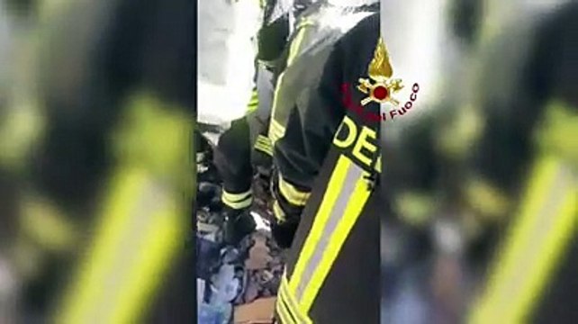 Casa esplosa, le ricerche fra le macerie dei vigili del fuoco