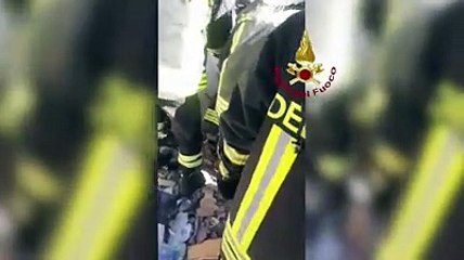 Casa esplosa, le ricerche fra le macerie dei vigili del fuoco