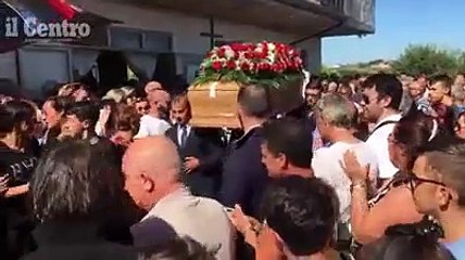 Le note di "Pi? su" di Renato Zero accompagnano l'addio al padre di famiglia di Torano