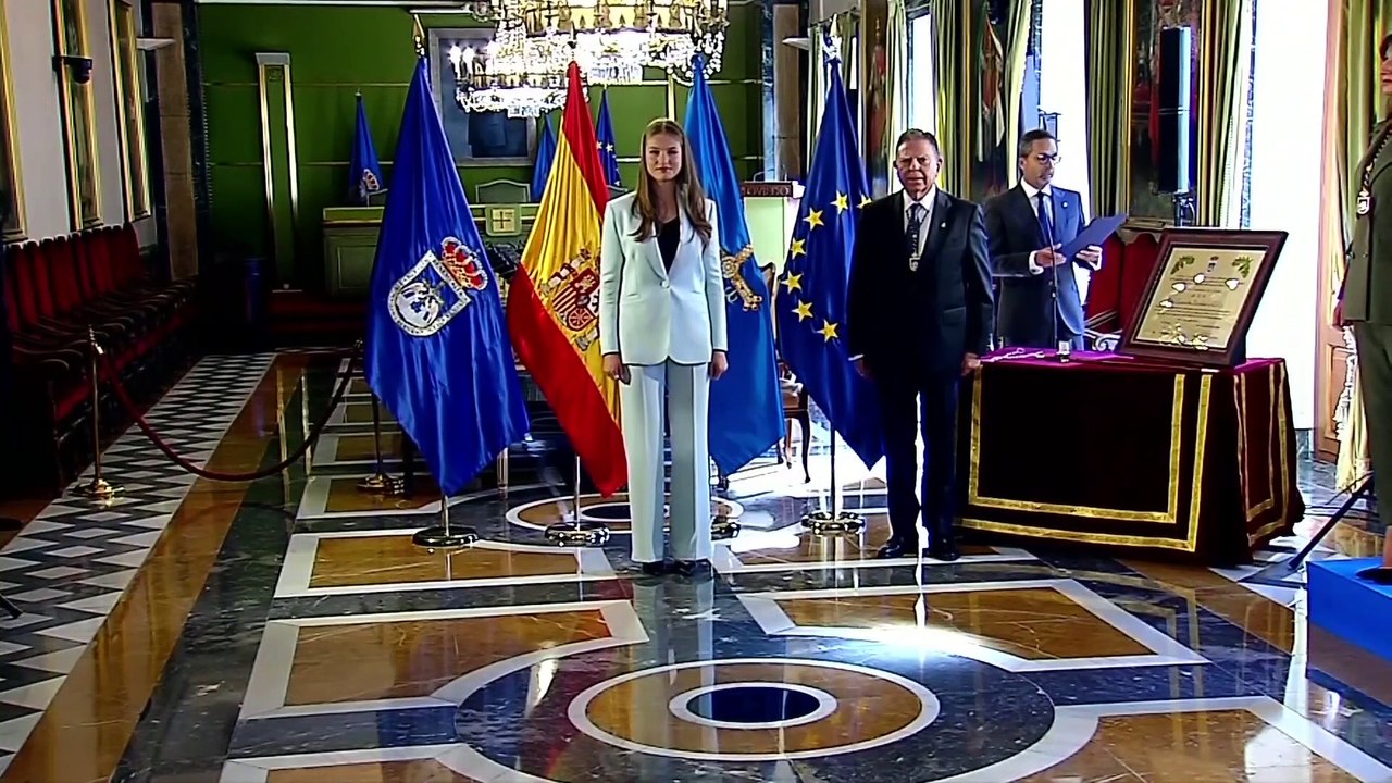 La Princesa Leonor deslumbra en su regreso a Asturias con un impecable traje en color azul
