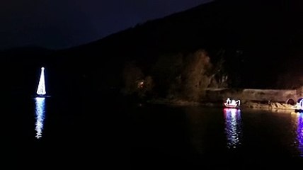 La capanna s'illumina e riflette nell'acqua, ? la Nativit? sul lago di Scanno a forma di cuore