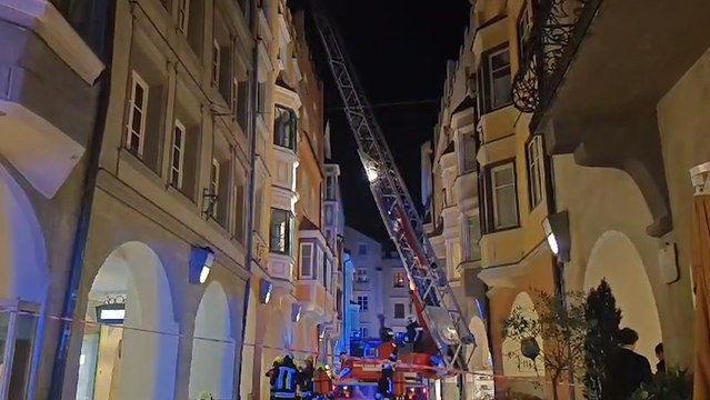 Fiamme in centro storico a Bressanone: incendio in un appartamento