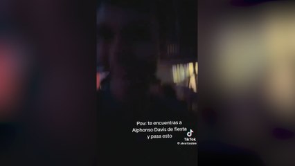 Un madridista se encuentra a Alphonso Davies de fiesta y le enseña el escudo del Madrid