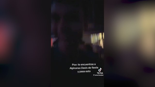 Un madridista se encuentra a Alphonso Davies de fiesta y le enseña el escudo del Madrid