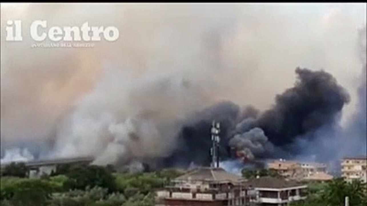 Tutta Pescara sud sotto il fumo, le immagini sono impressionanti
