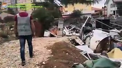 Costruzioni abusive e rifiuti speciali nei terreni accanto all'ospedale