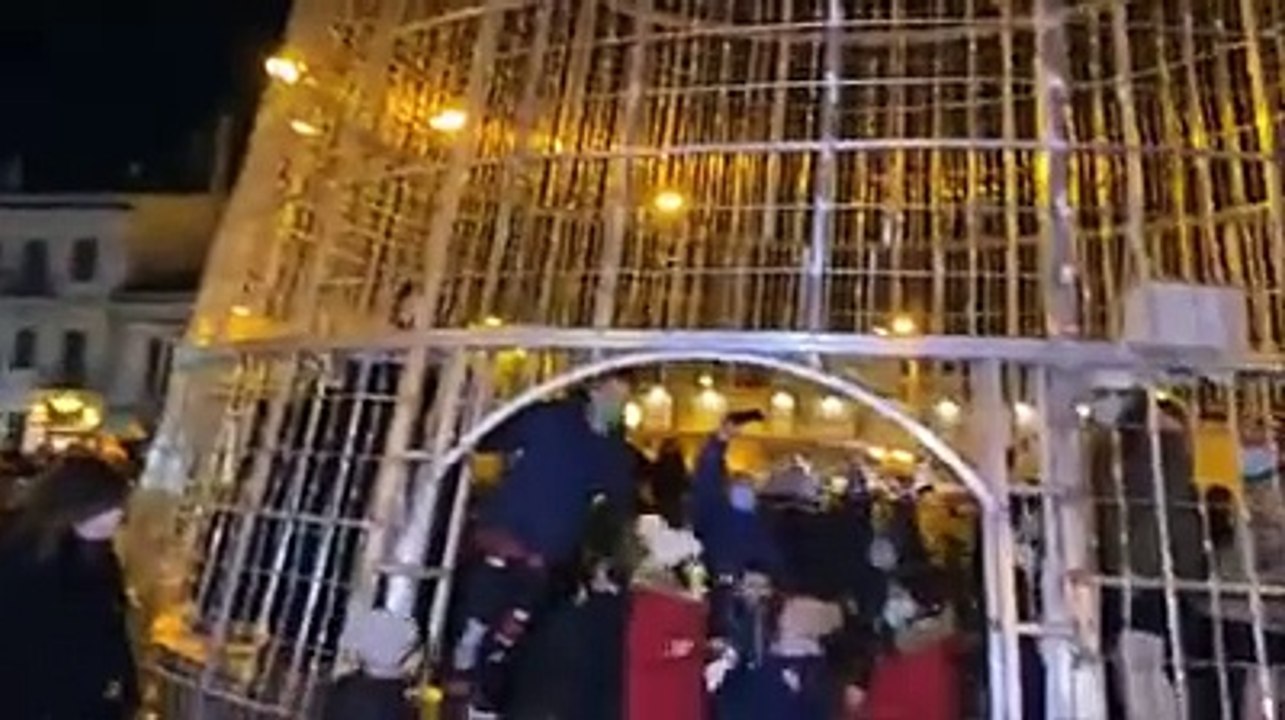 L'albero di Natale si accende a Chieti scalo, ? fra pi? alti d'Italia