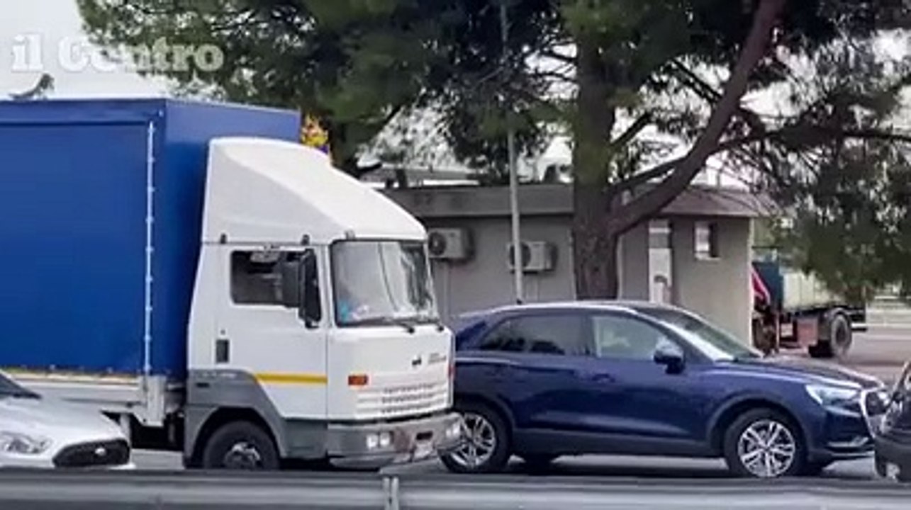 Teramo mare chiusa per lavori, traffico in tilt all'uscita dell'autostrada a Mosciano