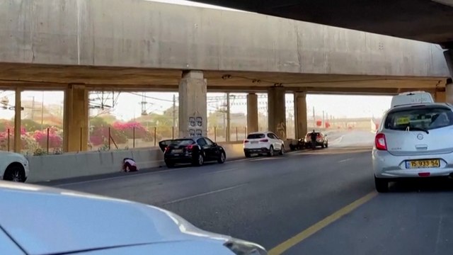 Las sirenas suenan en Tel Aviv durante un ataque aéreo de Hezbolá
