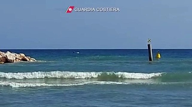 Si ribalta con l'imbarcazione, il salvataggio della guardia costiera di Ortona