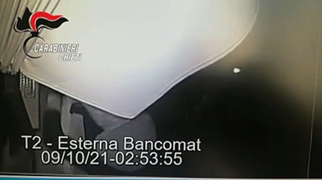 Assalto al bancomat nel cuore della notte e poi la fuga