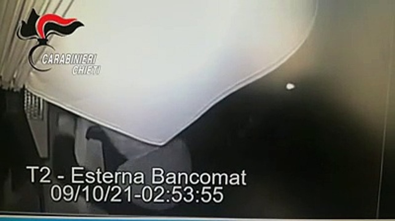 Assalto al bancomat nel cuore della notte e poi la fuga