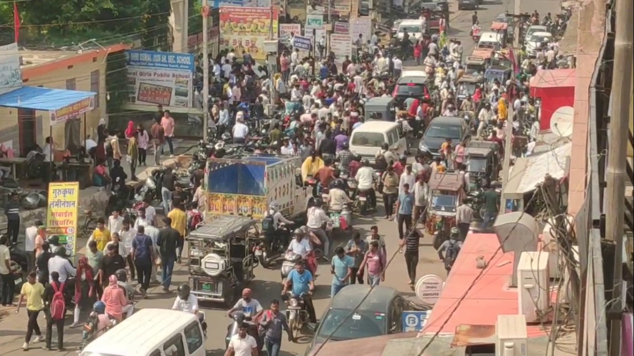 CET का एग्जाम खत्म होते ही सड़कें जाम, देखें वीडियो
