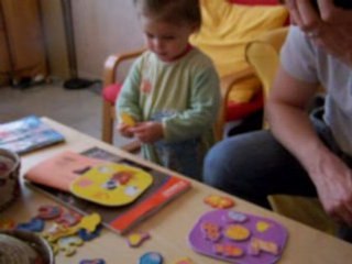 lina ouvre ses cadeaux, de sophie et laurent