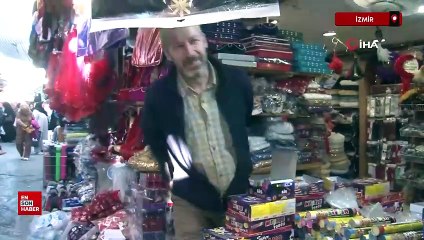 İzmir'de esnaf Feto'nun ölümü için bir çuval kına dağıtıyor