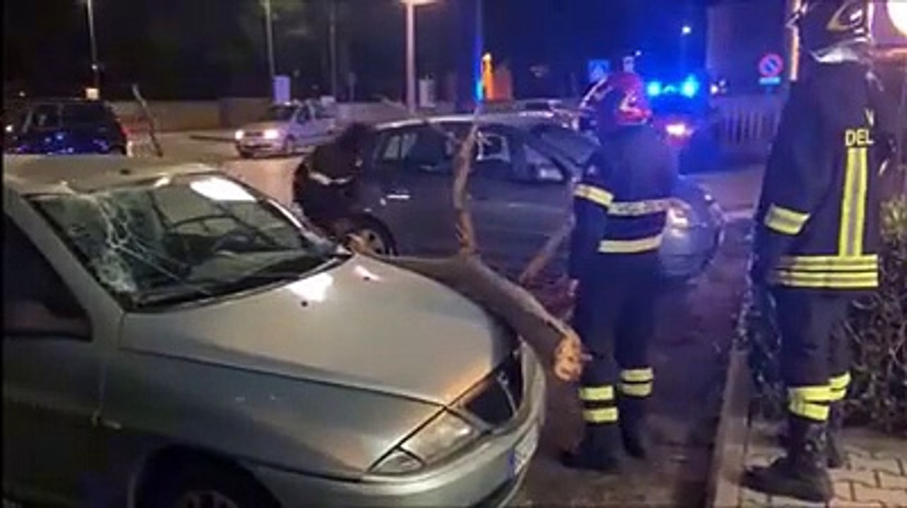 Vento forte, auto danneggiate a Silvi Marina
