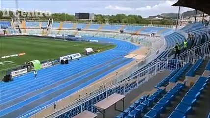 Il Pescara entra in campo, lo stadio vuoto fa impressione