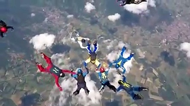 Gi? nel vuoto a 4.500 metri, le incredibili acrobazie dei nonni paracadutisti campioni del mondo