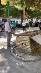 Sindaco picconatore in piazza Martiri