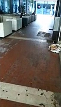 Via Carducci, sotto i portici nella terra di nessuno