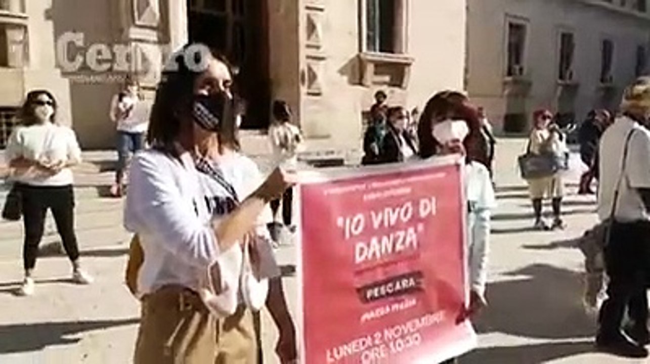 C'? la musica in piazza, ma questa volta i ballerini restano fermi per protesta
