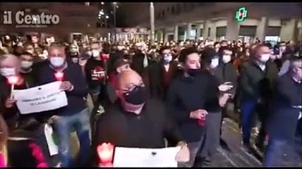 No alle chiusure dopo le 18: la protesta a Pescara. Applausi al poliziotto che si toglie il casco