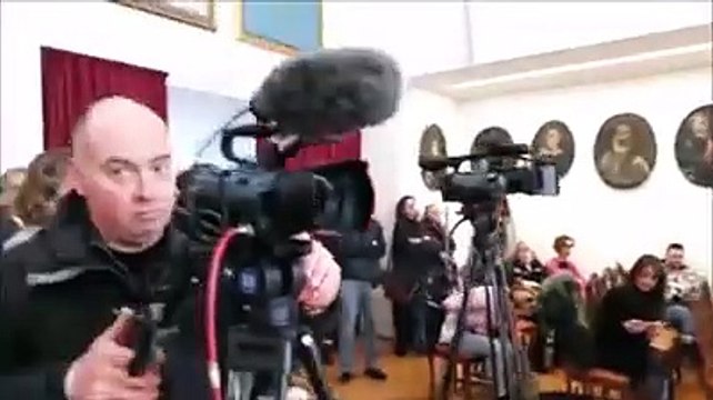 Cittadini cantano Bella Ciao in Consiglio comunale