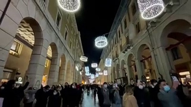 Teramo, il centro s'accende di luci e speranza