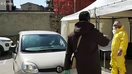 Tutti in fila, nella zona rossa si effettuano i tamponi