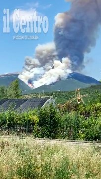 Rogo divora i boschi attorno all'Aquila