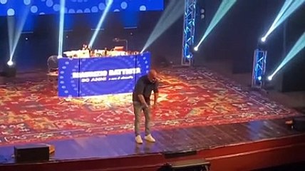 Il monologo di Battista sul virus: risate e applausi a Pescara