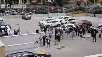 L'applauso di impiegati ed ex collaboratori al procuratore generale che va in pensione