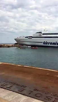 Incidente alle Tremiti, il traghetto sale sugli scogli