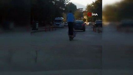 Scooter ile tehlikeli yolculuk kamerada