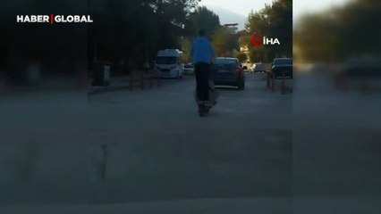 Scooter ile tehlikeli yolculuk kamerada