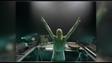 Mace al Forum porta i fan in un viaggio extracorporeo