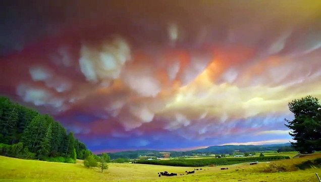 Il filme des nuages surréalistes et magnifiques dans le ciel de l'Oregon