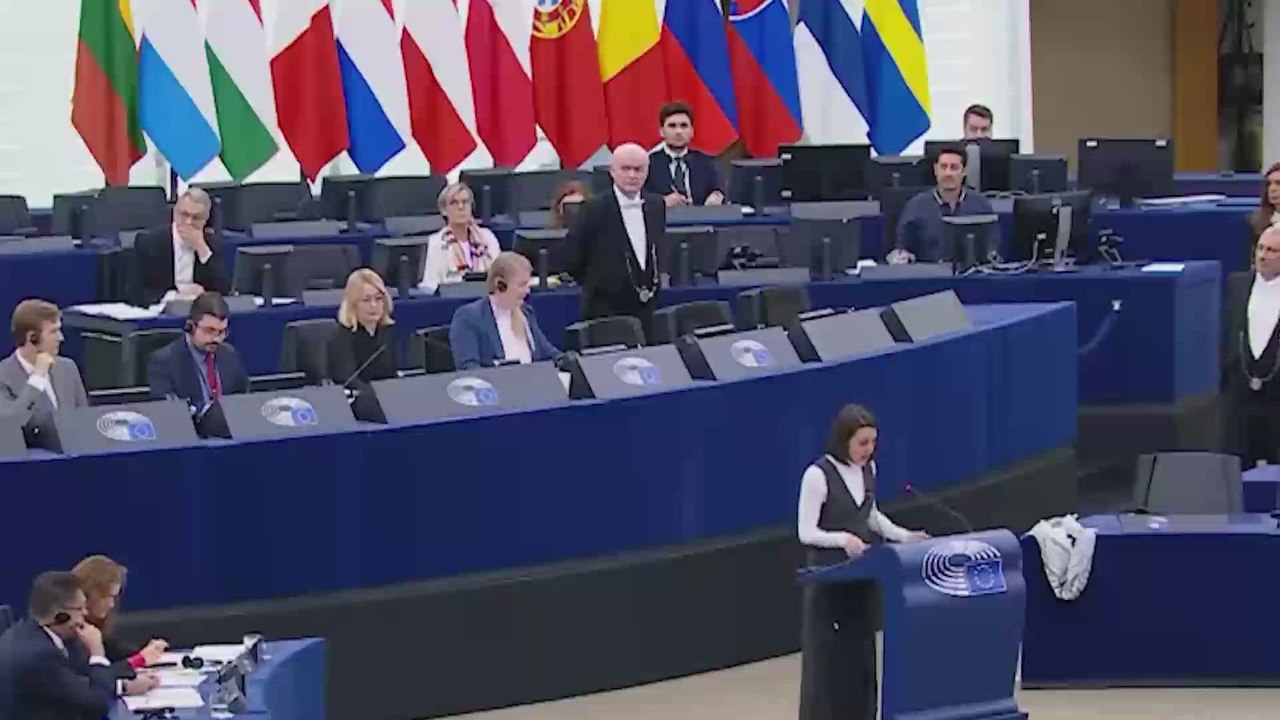 Irene Montero, obligada a quitarse un pañuelo palestino para intervenir en el Parlamento Europeo