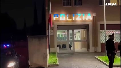 Descargar video: Roma, la polizia sgombera l'ex hotel Petra nel quartiere Romanina